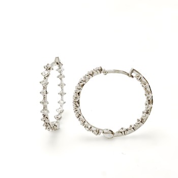 Ένα λαμπερό ζευγάρι κρίκων από Λευκόχρυσο 14 Καρατίων και Ζιργκόν