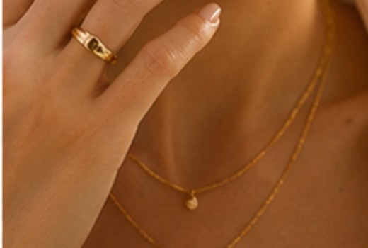 Layering κοσμημάτων: μικρά μυστικά για πιο μοντέρνο styling