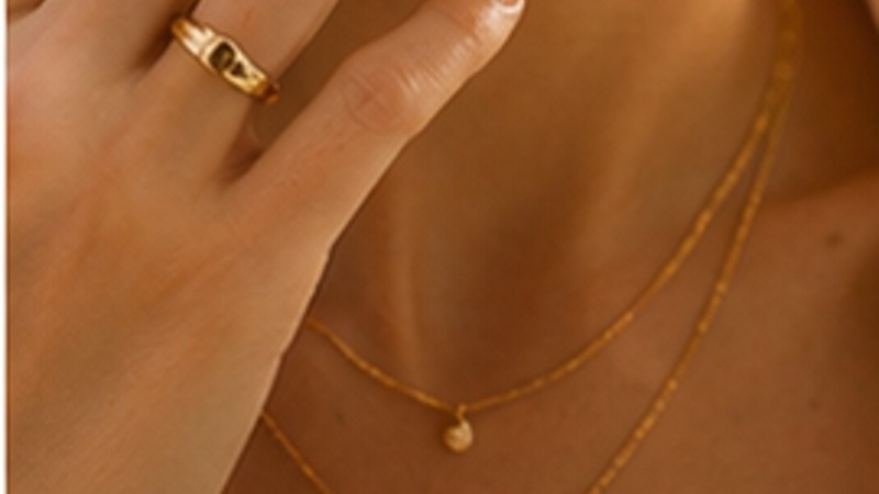 Layering κοσμημάτων: μικρά μυστικά για πιο μοντέρνο styling