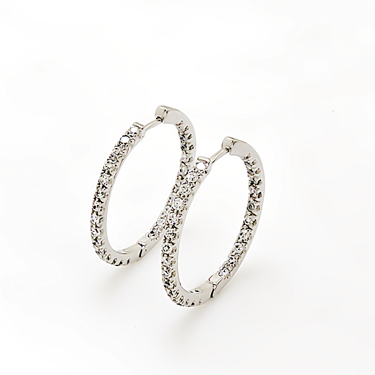 Ένα ζευγάρι λευκόχρυσων κρίκων 14 Καρατίων με Ζιργκόν