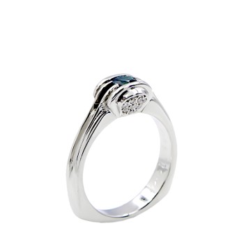 Δαχτυλίδι από λευκόχρυσο 18 καράτια με μπλε ζαφείρι και μπριγιάν